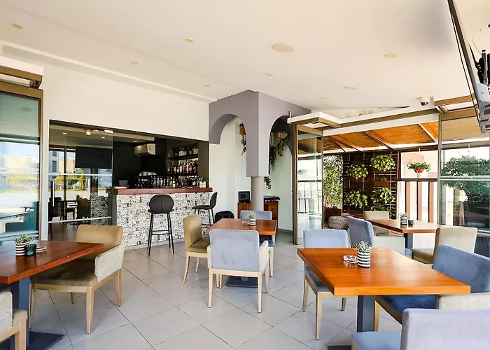 Готель Mikes Kanarium 3*