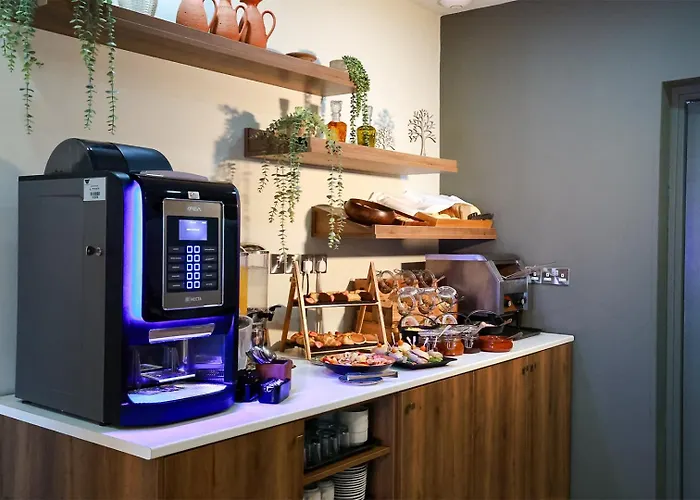 Mikes Kanarium Готель Ларнака