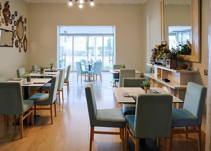 Mikes Kanarium 3* Ларнака