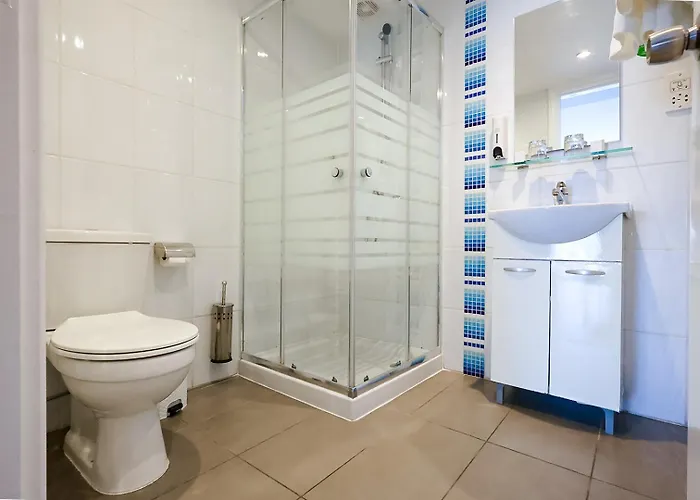 Mikes Kanarium Готель Ларнака