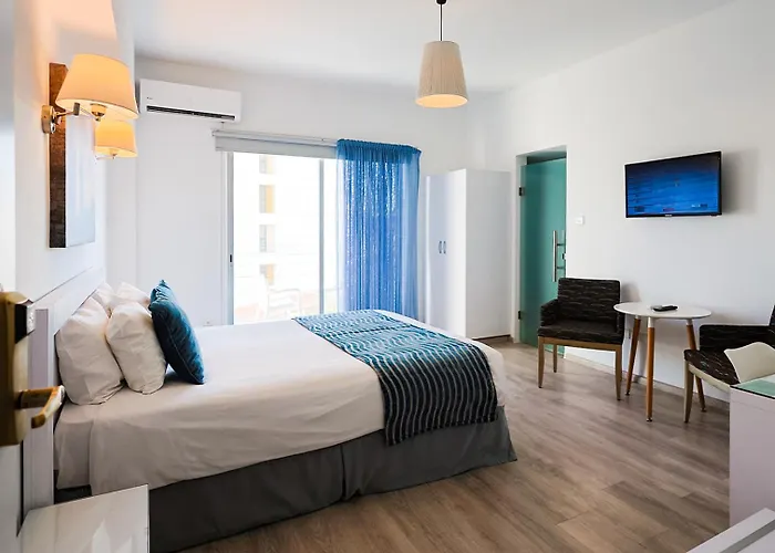 Mikes Kanarium Ларнака