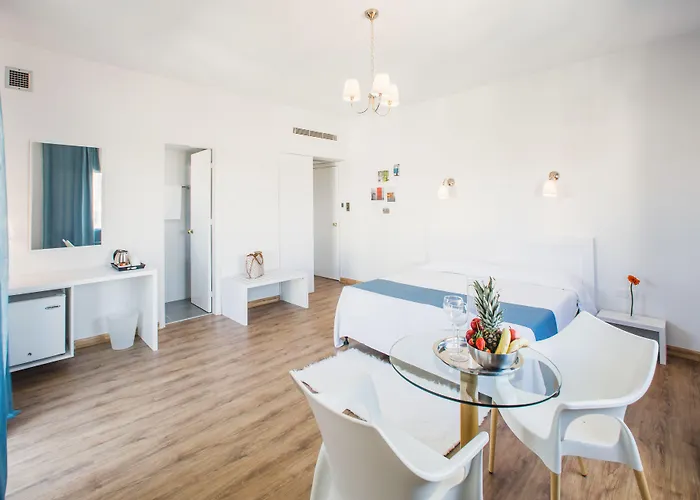 Готель Mikes Kanarium Ларнака