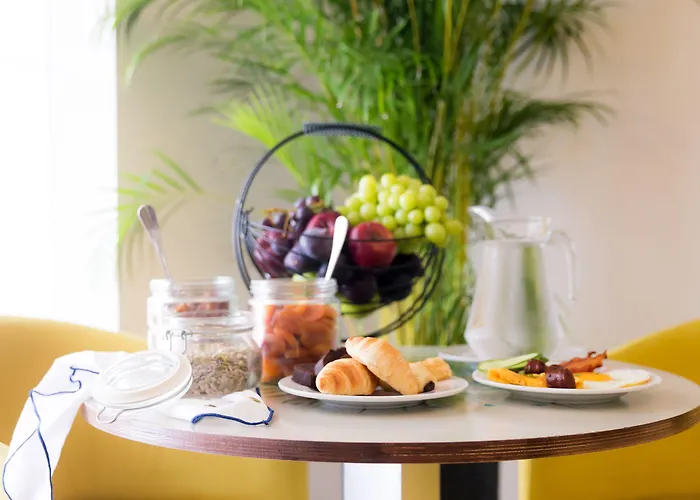 Mikes Kanarium Готель Ларнака