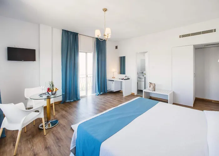 Готель Mikes Kanarium 3*