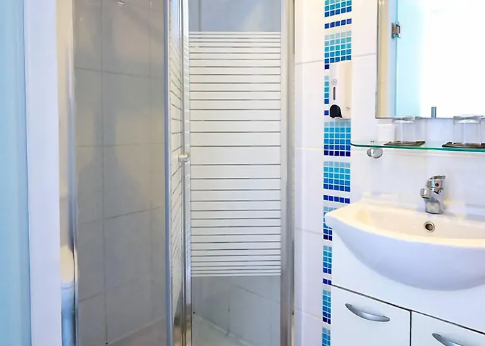 Mikes Kanarium Готель Ларнака