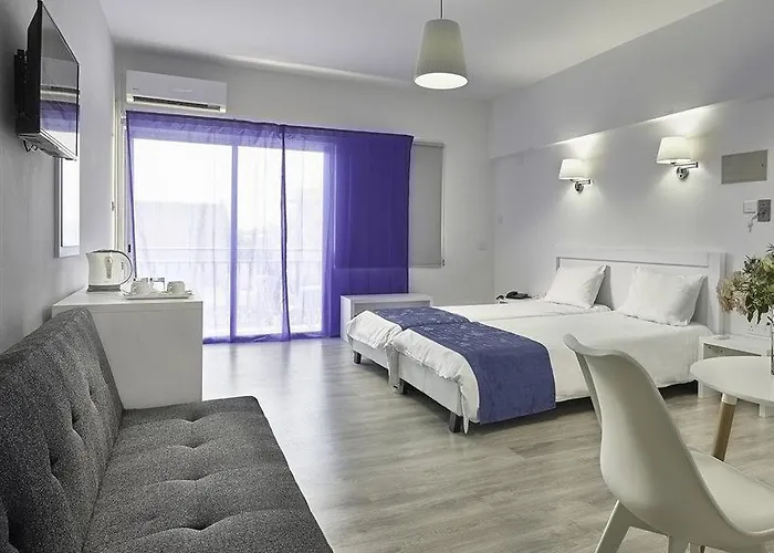 Готель Mikes Kanarium Ларнака